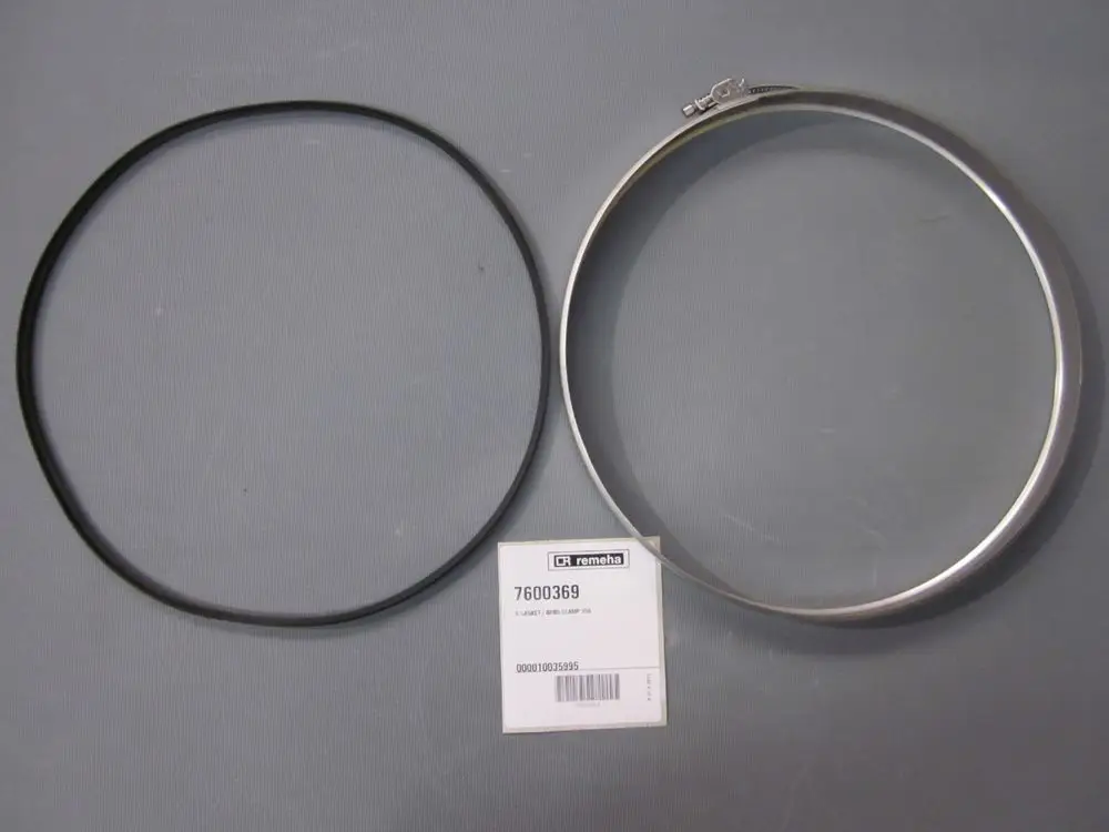 Schwarze Dichtung und metallisches Klemmband auf grauem Hintergrund. Artikelinformationen von der Marke Remeha sind sichtbar.